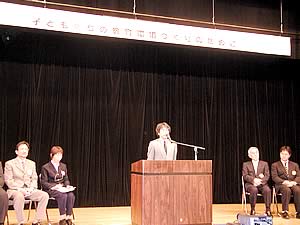 都・校長会の原美津子校長は地域の祭りから駆けつけた