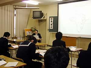 スクリーンとテキストを交互に見て考えながら