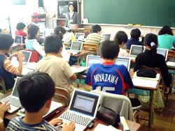 全員がネットワークに接続したノートパソコンでWEBにアクセス、ドリル学習を行ったり調べ学習を行う