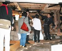 八千代座は、和風建築と洋風建築の長所を採りいれた芝居小屋。江戸時代にタイムスリップしたような錯覚が味わえる。奈落の底など珍しい設備も見ることが出来る。