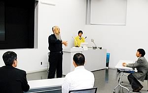 2日目の災害記念館で、鐘ケ江名誉館長から当時の生々しい話を聞く