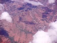 赤茶けた土地が飛行機から見える。マダガスカルでは赤い土壌が多いようだ