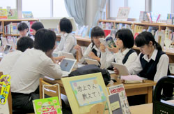 図書資料と情報端末を使って調べ、学ぶ