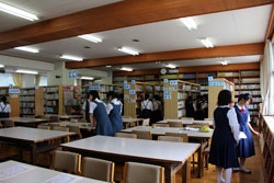 学校図書館を中学生が見学。