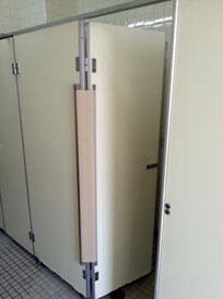トイレ個室の吊元に取り付けられた「指はさまんぞう」が開閉に応じて隙間をガード