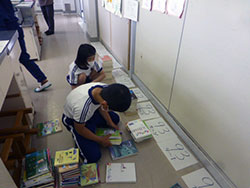 菊田小学校。まずは５年生が本を移動