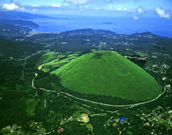 「大室山ぐるっとツアー」はお鉢を一周する 写真提供＝伊豆半島ジオパーク推進協議会