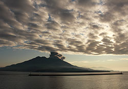 噴煙を上げる雄大な桜島は島内全体が天然の博物館だった