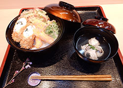 受賞作の「鯛と山菜の変わり揚げ天丼と鯛のつみれ潮仕立て」