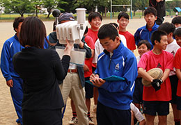 黒球付熱中症計の暑さ指数を記録するラグビー部部長の粕谷航太さん