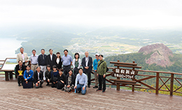有珠山ロープウェイの展望台からは、有珠山の噴火によって生成された洞爺湖と昭和新山が一望できる