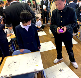 町たんけんのコースを班ごとに決め、ロボットの動きをアンプラグドで確認してからロボットで実行する