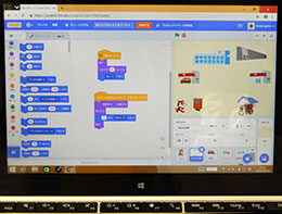 ポストや大型郵便局、地区の郵便局、バイク、回収車やキャラクターをプログラミングして｢配達の流れ｣を説明するプログラミングに挑戦