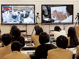 実験室の様子（左）とデジタルマイクロスコープの画面（右）を教室で共有