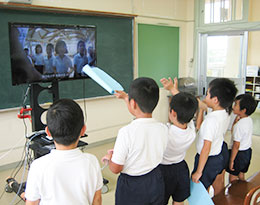 1年国語で伊関小学校がクイズを作成し現和小学校が回答した