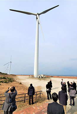 響灘には風車が立ち並ぶ