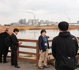 野鳥観察施設からは工場地帯も見える