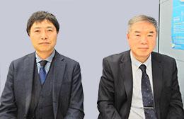 大滝一登視学官（右）と荒木正寛室長補佐