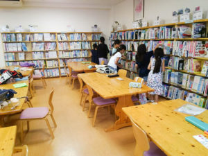 世田谷区立赤堤小学校の学校図書館。石井氏が読書ボランティアの世話人を務める