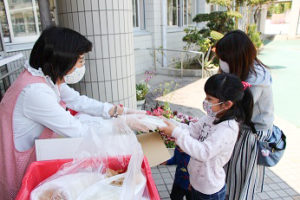 南房総市ではおうち給食の配付時に教職員が子供の様子を確認