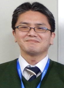 坪井康徳氏