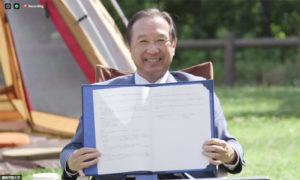 包括連携協定を締結した 関西学院大学の村田治学長