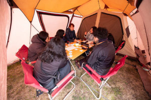 大学敷地内や校舎内に設置されたテントの中で活発な話し合いが行える