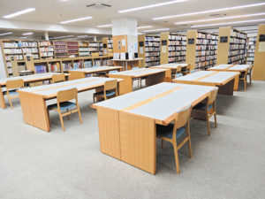 学校図書館は座席数を減らすなど対策をとる