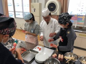 子供たちは土曜料理教室として、五色うどんに挑戦。地元の日本料理人に伝統食文化を学ぶ