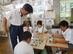 小学４年生の児童は、理科の授業で旬の野菜について学んだ