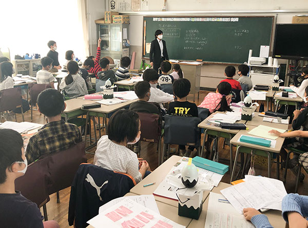 グループごとに対話内容を記録してデータを収集。どう学びに活かすかを検証する