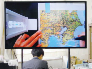 4K実物投影機により地図帳上で千葉県をトレースする方法を見せた