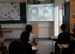 仲座さん(画面右)の話に聞き入る生徒達