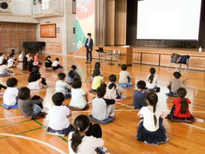 授業は体育館で密を避け間隔をあけて行われた