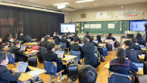 電子黒板を移動して2台活用することもある(善通寺市立中央小学校)