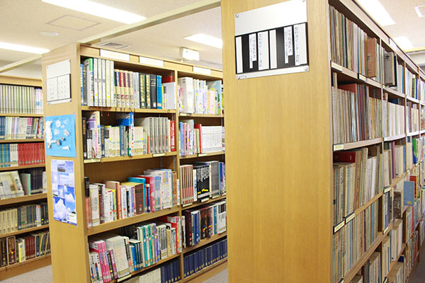 済美教育センターには教職員向け図書館も整備