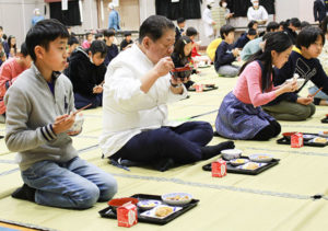 村田氏と一緒に和食給食を味わう