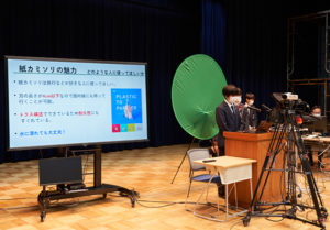 中学生がグループで発表