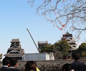 2018年3月、復旧工事が進む熊本城天守閣を遠望