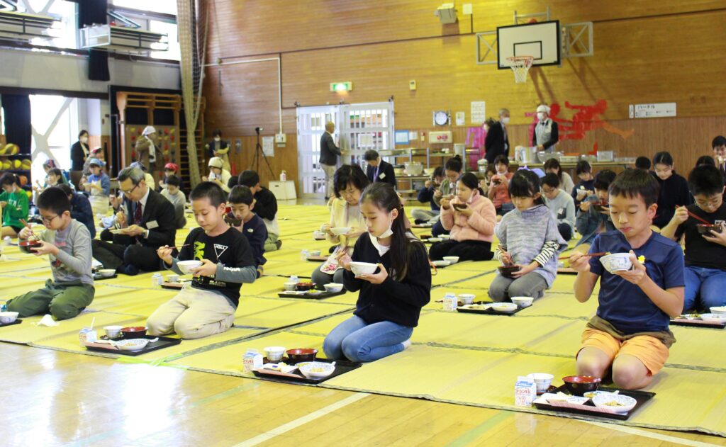 ５年生全員が講堂で喫食