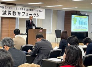 豪雨災害について講演する安田氏