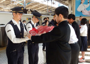 各校の生徒代表からJR職員に感謝の花束を贈呈