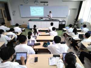 プロジェクター専用ホワイトボードを全教室に導入。生徒は情報端末を日々活用している