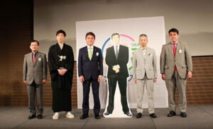 島耕作氏（中央）らが環境省に意見書を提出した