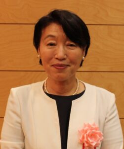 勝山万里子氏