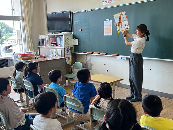 絵本の読みきかせ (写真提供=おはなしポップコーン)