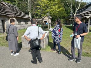 アイヌの住宅・チセと当時の生活の説明を聞く