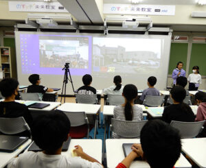 中間発表では向かって右に動画、左には常光小学校の友達が写っている。2台のプロジェクターは6000lmで130インチまで投写できる