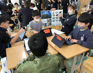 それぞれの分野の地元の専門家がリアルな情報や課題を提供した(小学校)