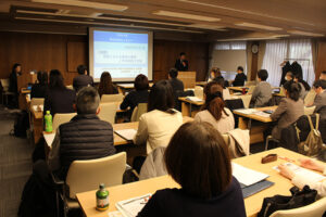 多数の給食関係者が参加者した講演会場